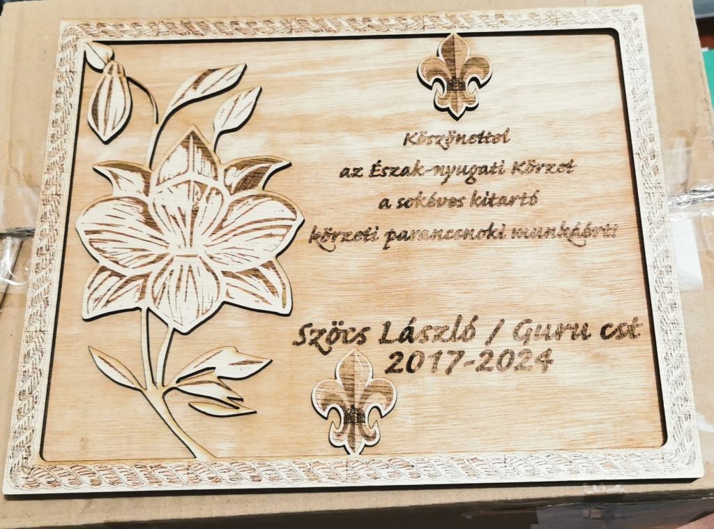 Op maat gemaakte lasergegraveerde plaquette: Eerbetoon aan een afscheidnemende scoutleider