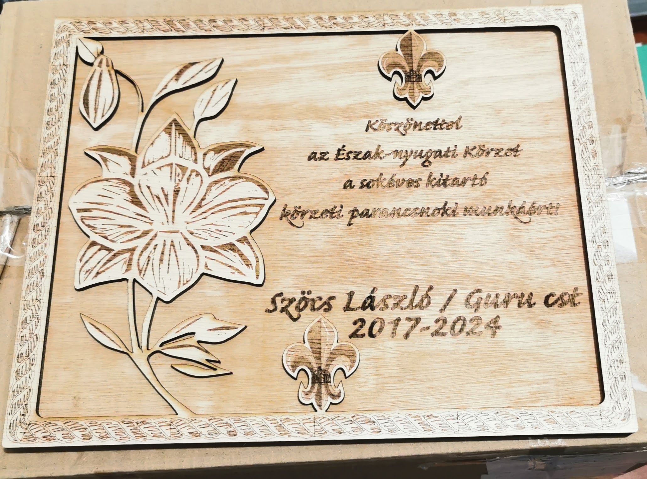 Op maat gemaakte lasergegraveerde plaquette: Eerbetoon aan een afscheidnemende scoutleider
